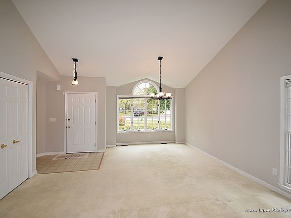 5th image of 827 Gosselin Cir