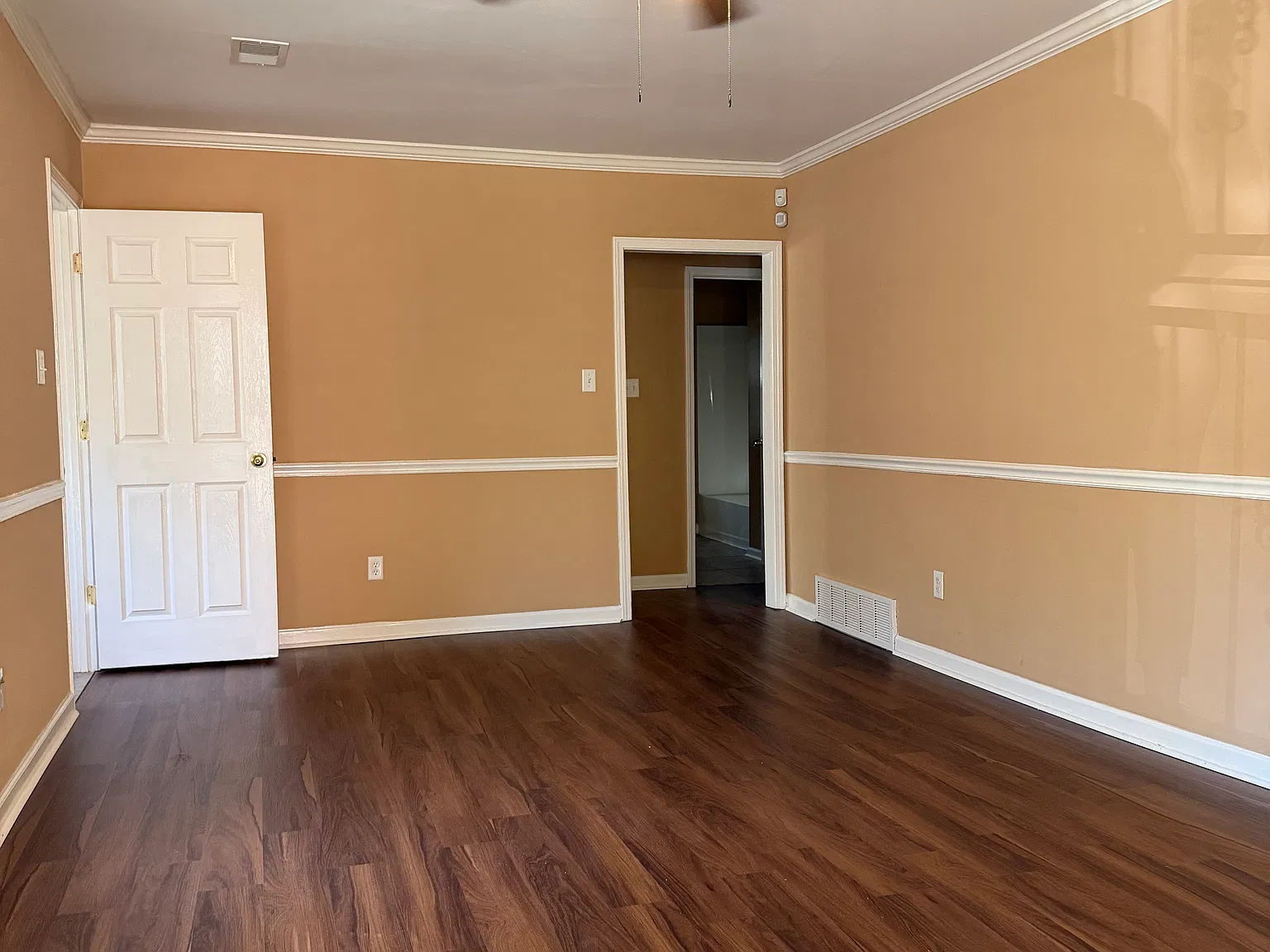 3 bed, 1.5 bath, 1290 sqft, $1,600 — Photo 2