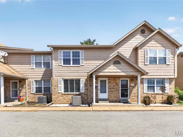 262 Carmel Woods Dr, Ballwin, MO 63021