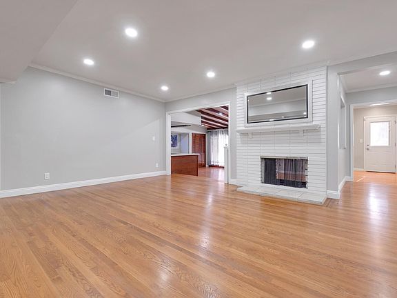 5th image of 10431 Woodley Ave