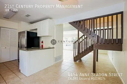 "Oceanside Retreat: 3-Bedroom Haven with Hardwood Elegance and Cozy Fireplace!" — Photo 4