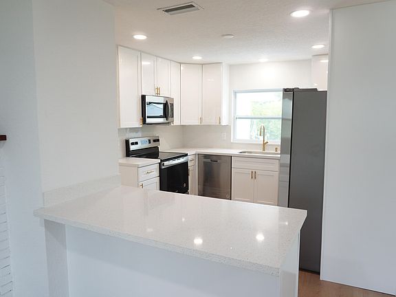 3rd image of 5451 Lakeshore Drive