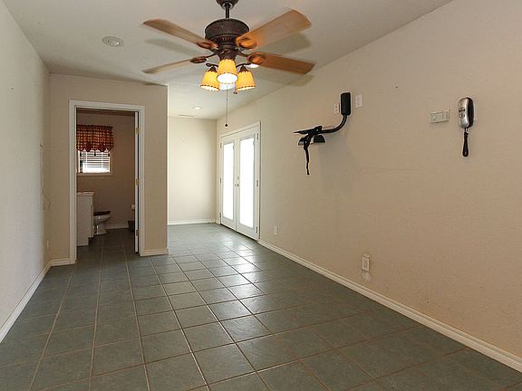 2nd living area w/ half bath