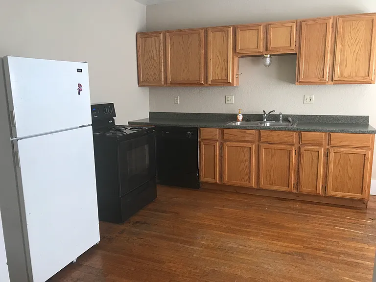 211 W South St — Photo 3