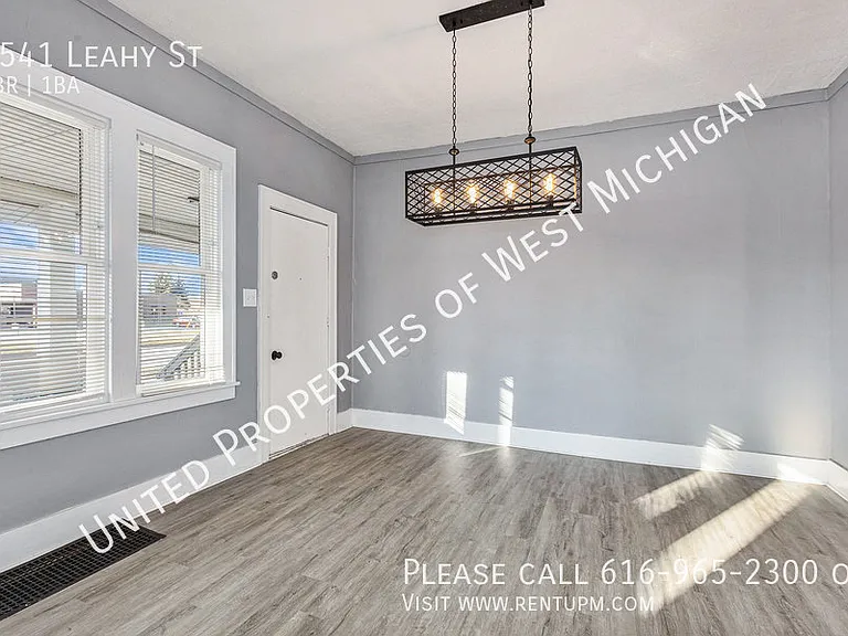 1541 Leahy St — Photo 5