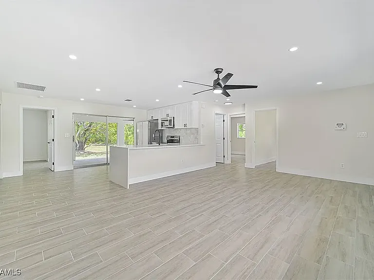 1608 Henry Ave — Photo 9
