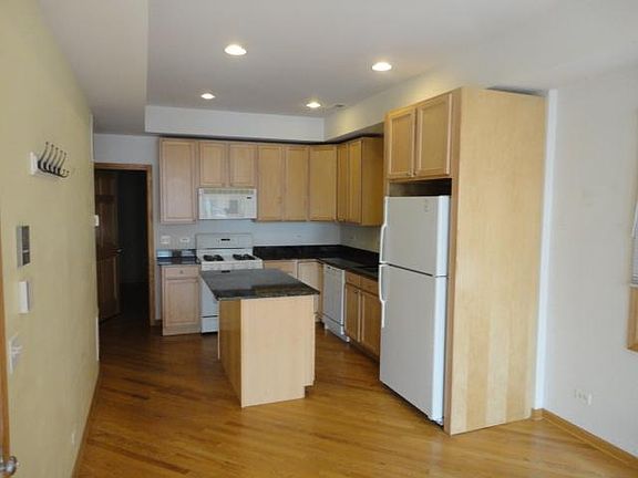 3rd image of 1321 W Belmont Ave APT 2R