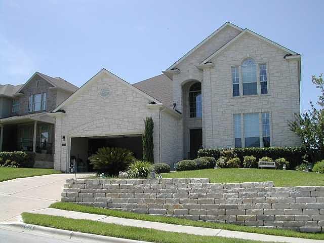 NICELY LANDSCAPED YARD FRONT AND BACK