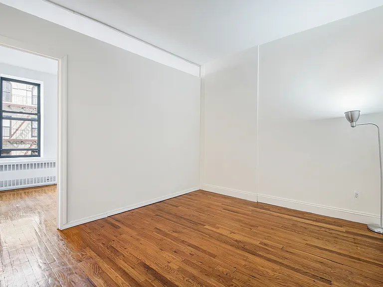226 E 25th St #4D — Photo 3