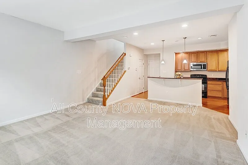 3 bed, 2.5 bath, 1650 sqft, $2,700 — Photo 4