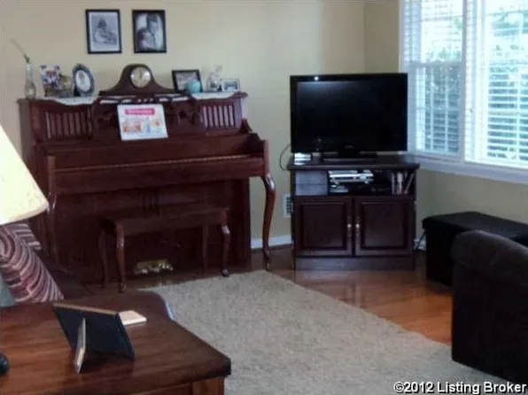 11800 Mahogany Dr, Louisville, KY 40272