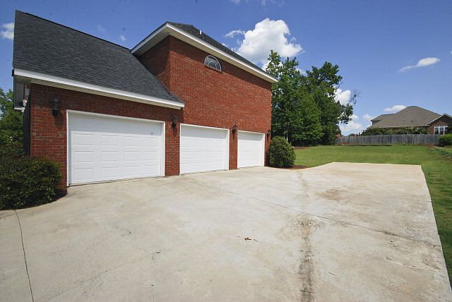 2nd image of 1411 Knob Hill Cir