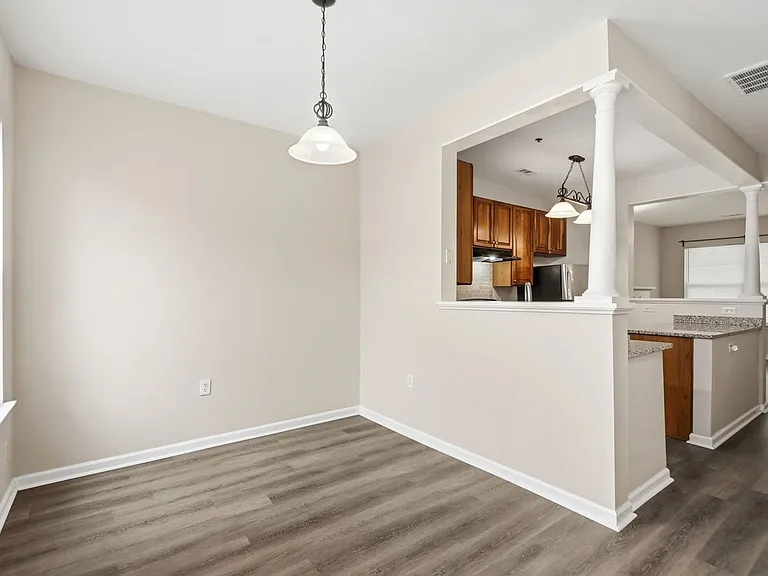 614 E 9th St — Photo 36