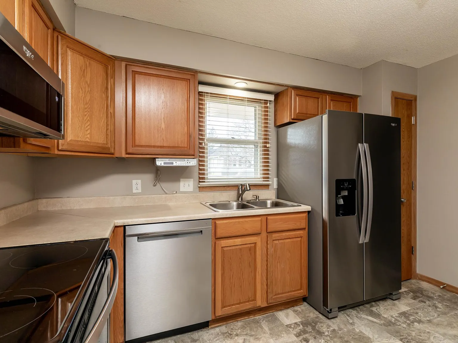 3 bed, 910 sqft, $1,675 — Photo 3