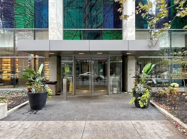 37 Grosvenor St #2010, Toronto, ON M4Y 3G5