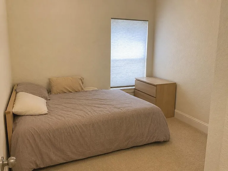 515 Newington Ln — Photo 23