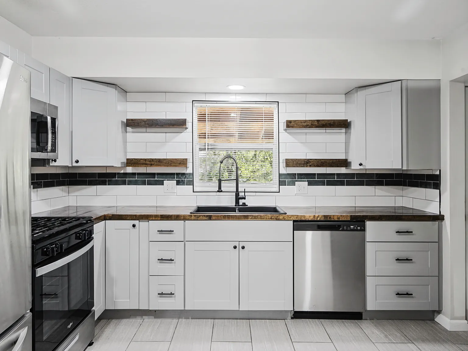 4 bed, 1.5 bath, 1400 sqft, $2,100 — Photo 3