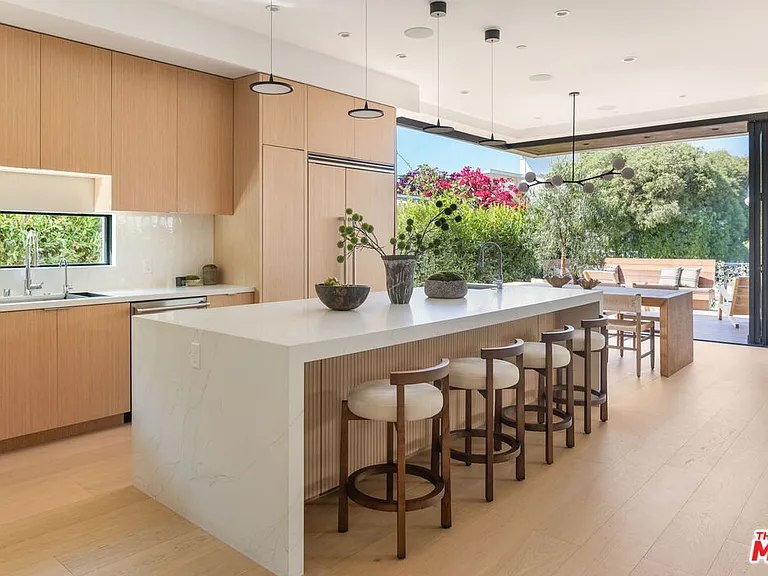 822 Superba Ave — Photo 11