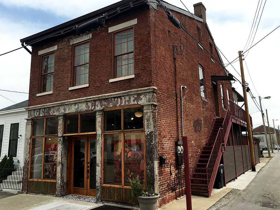 building front, access stairs
