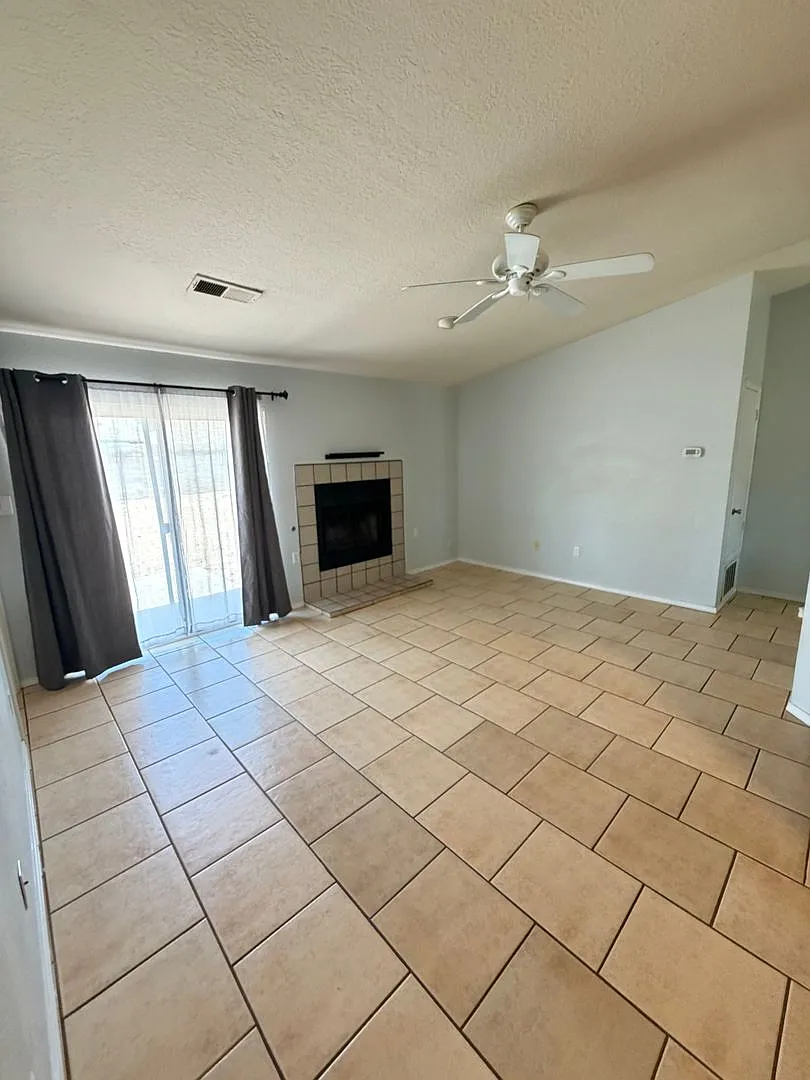 Move in Special! 3 Bedroom 2 Bath w/ 2 Car Garage — Photo 4
