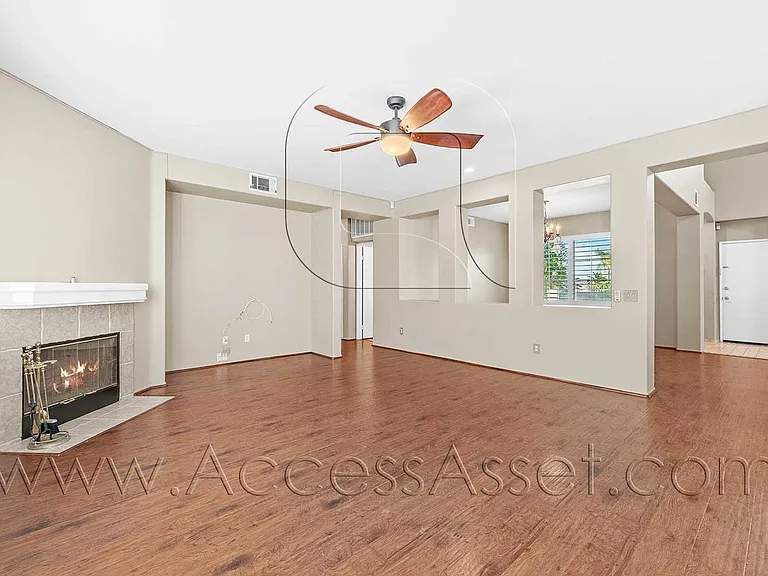 1358 Baldwin St — Photo 3