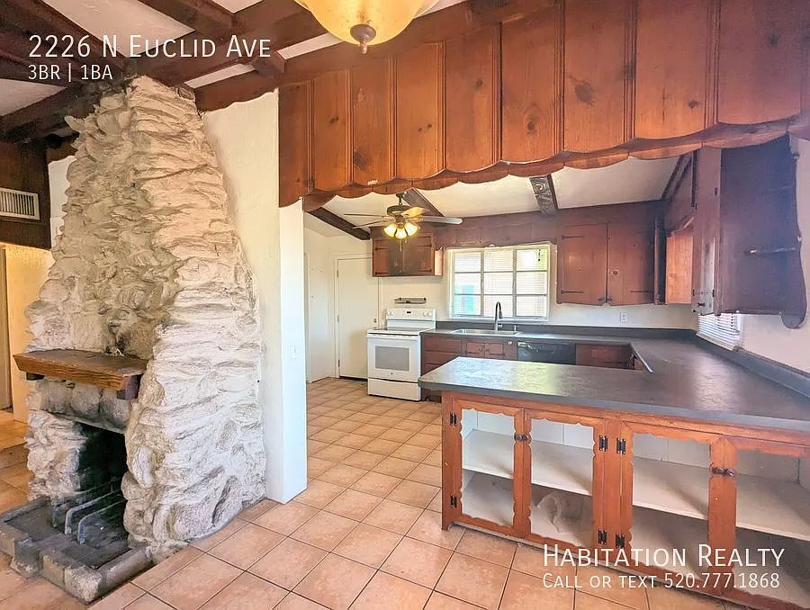 1/2 off 1st Month's Rent Pleasant 3Bed/1Bath + Office/Den, Jefferson Park Home with a Large Backy... — Photo 1