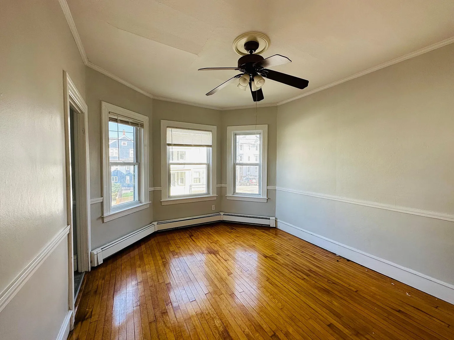 3 bed, 1100 sqft, $2,300 — Photo 4