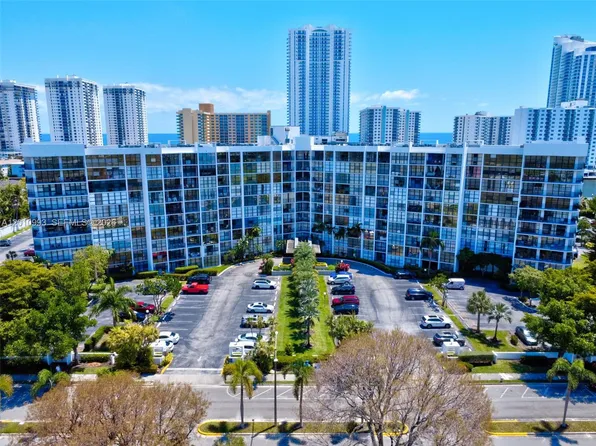 1000 Parkview Dr, Hallandale, FL