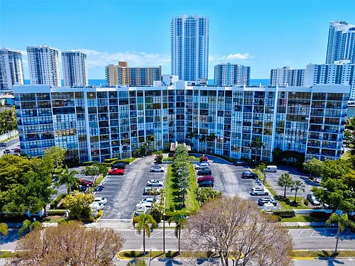 1000 Parkview Dr Photo 1