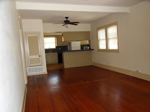 3rd image of 606 W 31 And A Half St