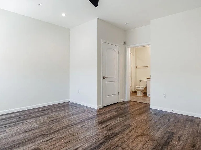 22769 Del Valle St #404 — Photo 15