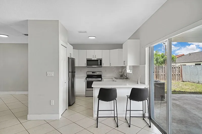 3 bed, 1886 sqft, $3,300 — Photo 4