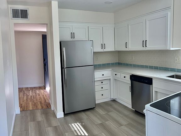 3rd image of 1075 Raymond Ave #A