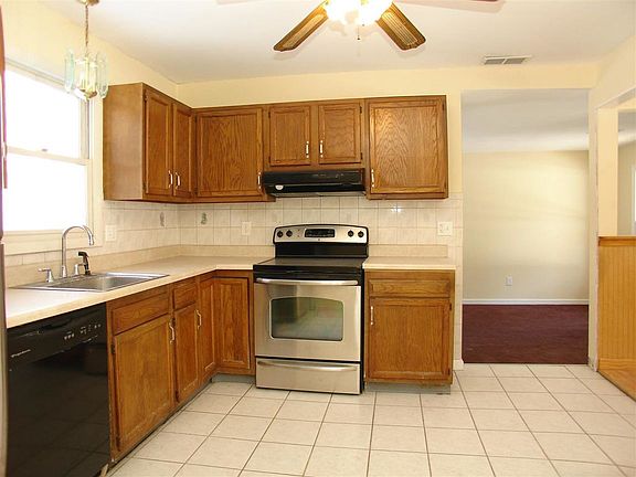4th image of 12 Longwood Dr