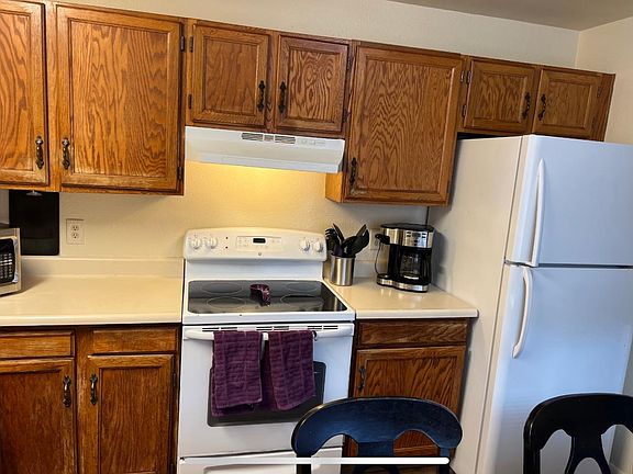 Beautiful Electric Oven and Stovetop and Refrigerator included.