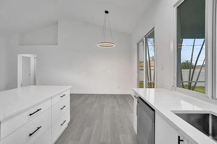 3 bed, 1296 sqft, $3,300 — Photo 4