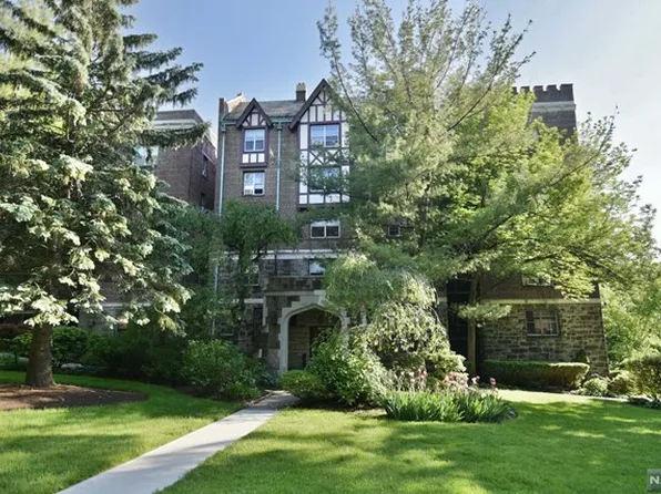 100 E Palisade Ave #D15-28, Englewood, NJ 07631