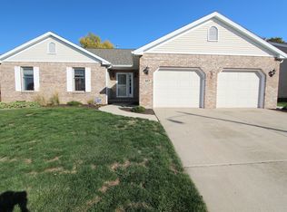 1117 Chatham Ln, Bloomington, IL