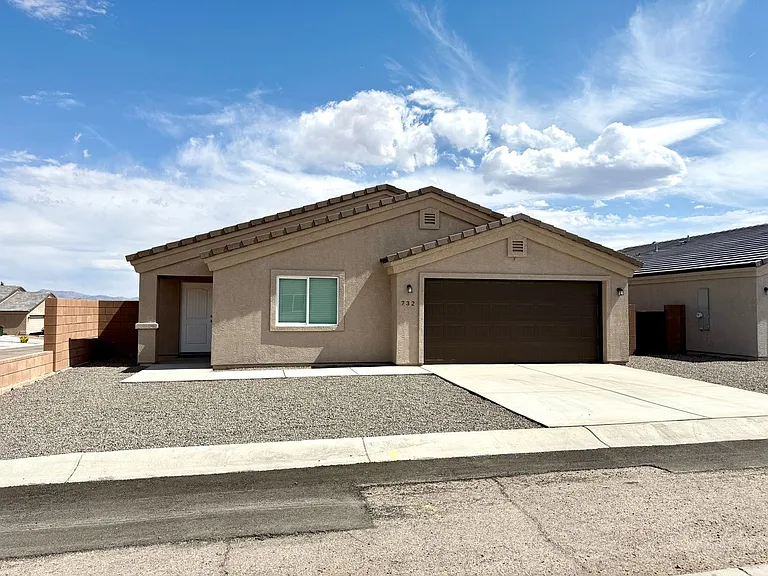 732 Vista Grande Dr — Photo 1