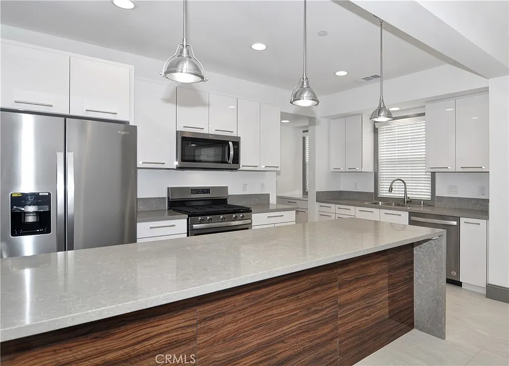 4 bed, 3.5 bath, 2450 sqft, $5,400 — Photo 1