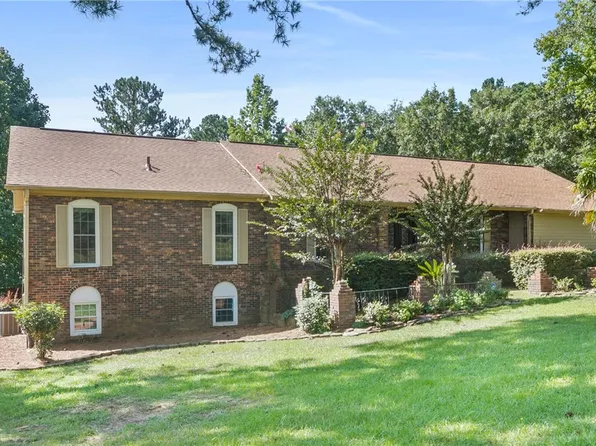 5925 Woodland Forrest Dr, Tuscaloosa, AL 35405