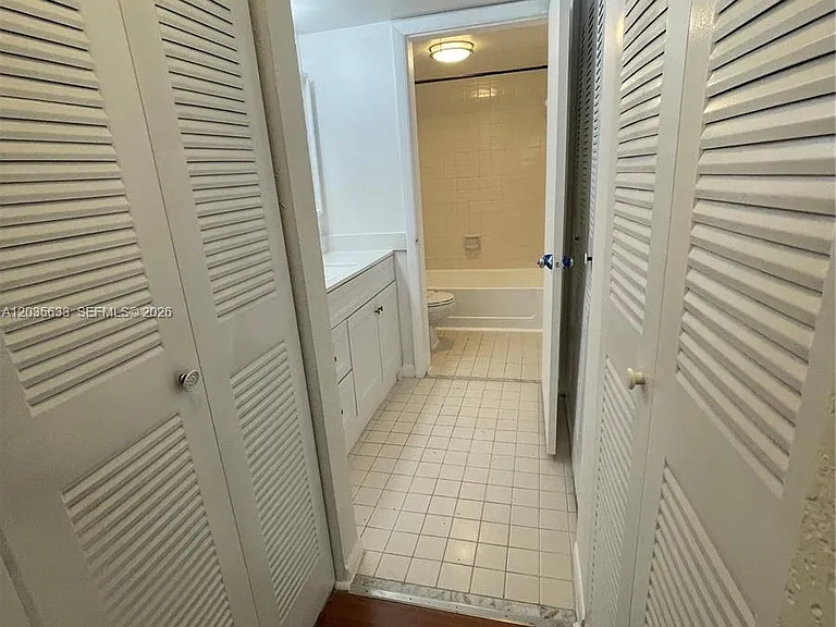 2811 N Oakland Forest Dr #206 — Photo 11