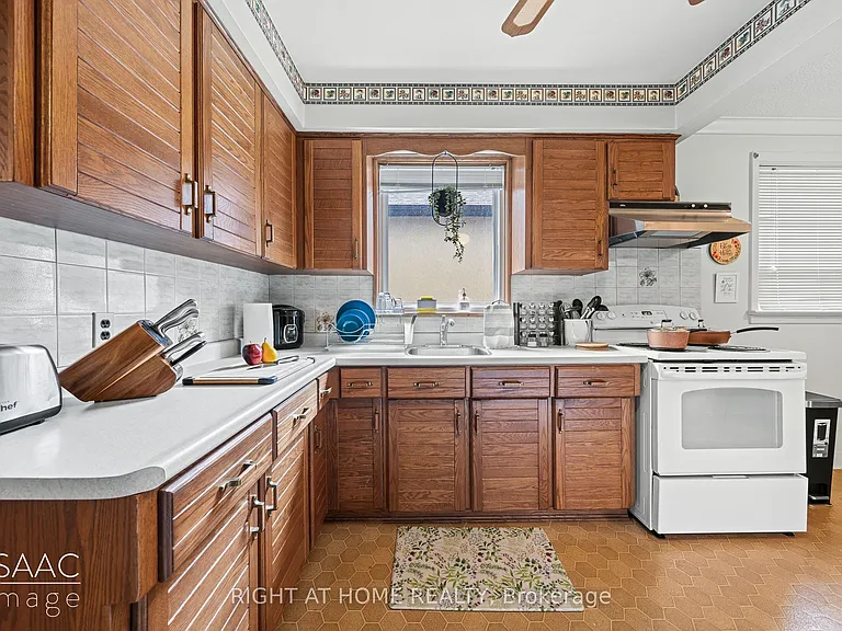 98 Yorkview Dr — Photo 3
