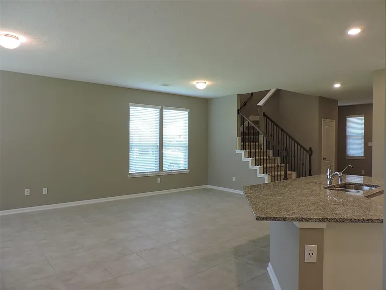 1102 Upton Ct — Photo 6