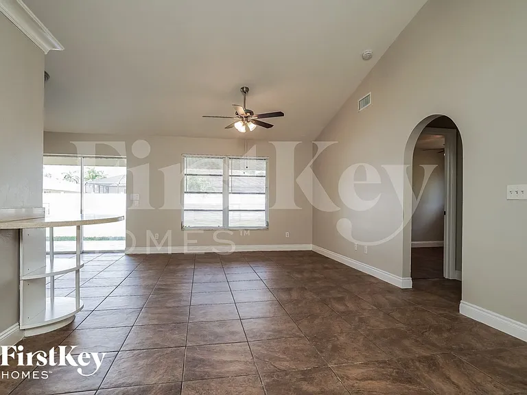 807 SW 3rd Ave — Photo 2