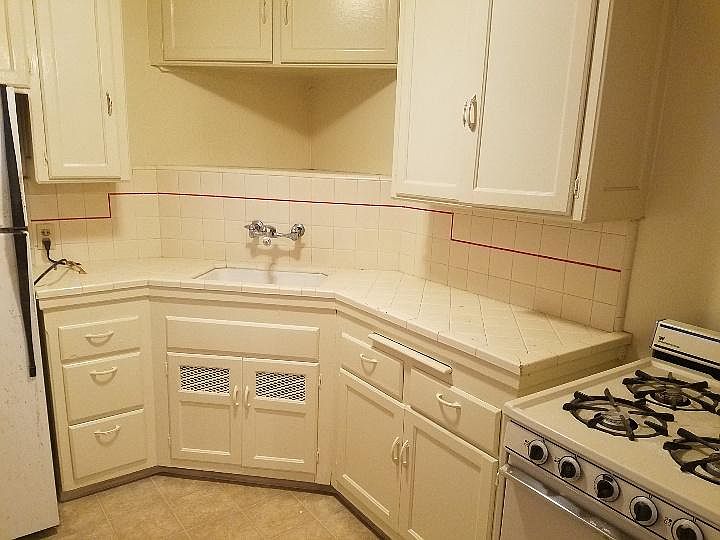 Large kitchen, lots counter & cupboard space