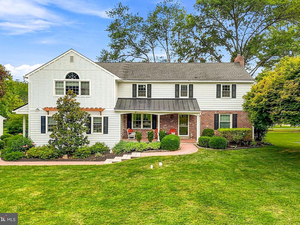 1st image of 716 Clovelly Ln