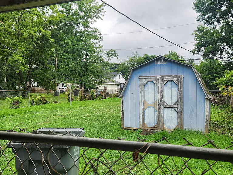 712 Ridgeway Ave — Photo 3