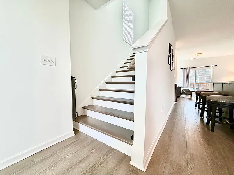 1947 Robin Hill Ln — Photo 25
