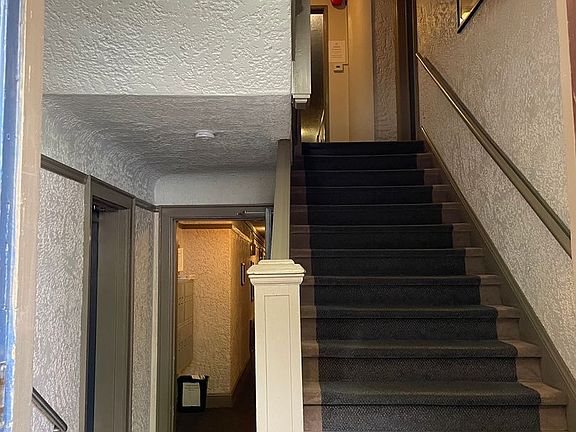 3rd image of 2051 NW Lovejoy St APT 104